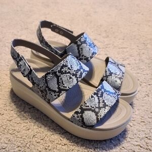 Women's 6, Lite Ride By Crocs Brown, Tan, And White Snakeskin Wedge Sandal